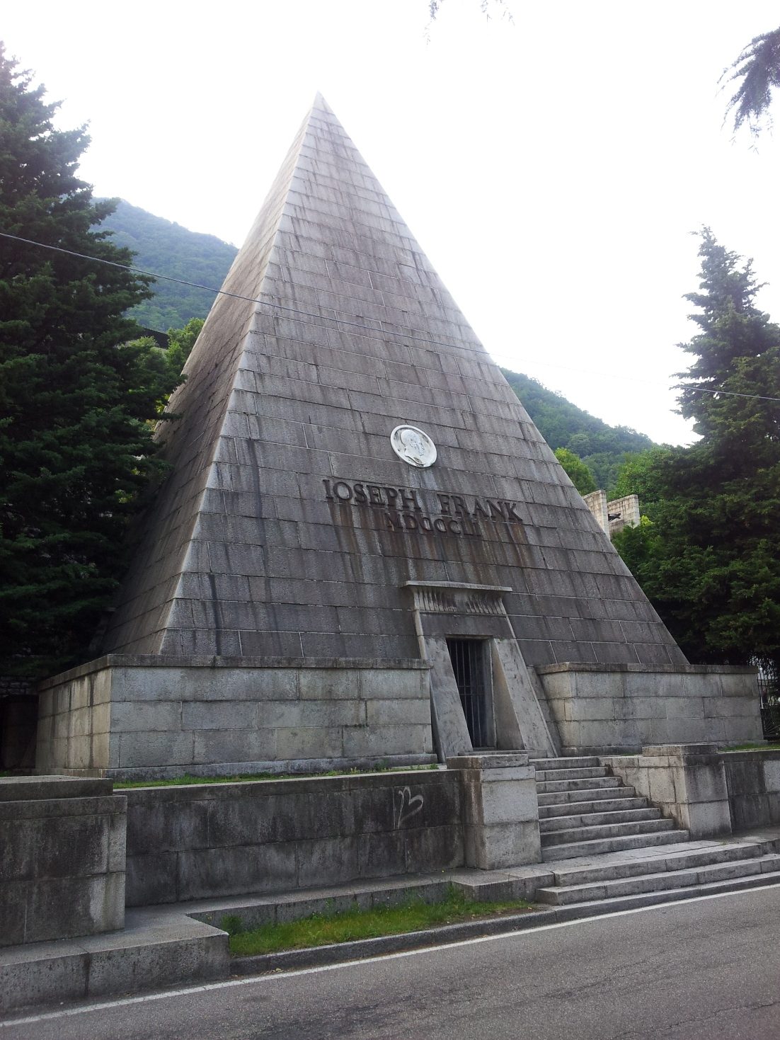 Joseph Frank tomb, Laglio, Italy - 01.jpg